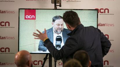 Rufián saluda a Junqueras a través de la pantalla.