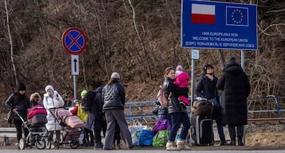 Refugiados ucranianos en la frontera polaca, este jueves.