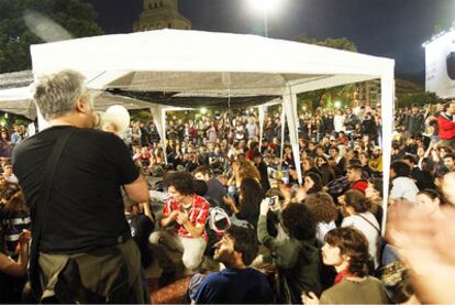 Un momento de la asamblea, ayer por la noche, de los acampados en la plaza de Catalunya de Barcelona.