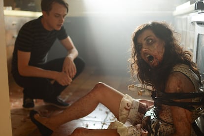 'Life After Beth' (Jeff Baena, 2014)

	Una comedia de Jeff Baena que narra el romance de Zach (Dane DeHaan) y Beth (Aubrey Plaza). Hasta aquí sería una película de amor adolescente más. Lo que hace esta historia especial es que Beth muere tras un accidente pero regresa de entre los muertos para continuar su relación. Imagínense lo difícil que puede resultar el amor entre un 'vivo' y una 'no muerta'.