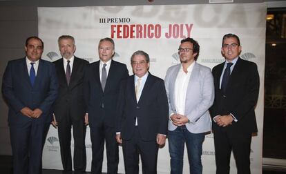 Desde la izquierda, David Fernández, director del 'Diario de Cádiz'; el pintor Hernán Cortés; José Joly; Augusto Delkáder; José María González, 'Kichi', alcalde de Cádiz, y Sergio Corral, director de la Fundación Unicaja.