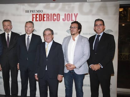 Desde la izquierda, David Fernández, director del 'Diario de Cádiz'; el pintor Hernán Cortés; José Joly; Augusto Delkáder; José María González, 'Kichi', alcalde de Cádiz, y Sergio Corral, director de la Fundación Unicaja.