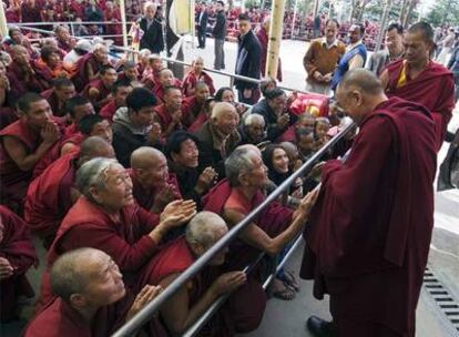 Monjes budistas saludan al Dalai Lama, líder espiritual y político de el Tíbet, en la ciudad india de Dharamsala.
