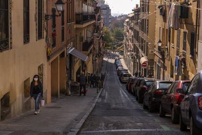 Hoy quienes visitan el callejero sobre el que se asentaba el Rastro bajan la calle del Carnero con la mirada puesta en la pantalla del móvil. Nada anima a elevar la vista. Su paso es casi automático, como el de los soldaditos de cuerda que se ofrecen en las almonedas semivacías.