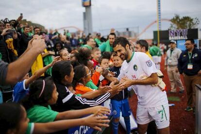 Raúl firma autógrafos tras un partido con el Cosmos