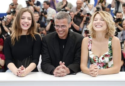 Las actrices francesas Adele Exarchopoulos (izquierda) y Lea Seydoux, junto al cineasta tunecino, Abdellatif Kechiche, en la presentación de 'La vida de Adèle'.