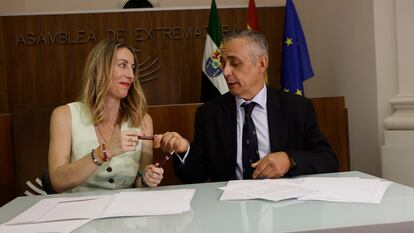 La presidenta de Extremadura, María Guardiola (PP) y el portavoz de Vox en la Asamblea regional, Ángel Pelayo, durante la firma en junio del acuerdo entre ambos partidos para gobernar en coalición.