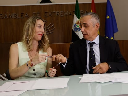 La presidenta del PP de Extremadura, María Guardiola, y el portavoz de Vox en la Asamblea de Extremadura, Ángel Pelayo Gordillo, durante la firma del acuerdo de Gobierno el pasado junio.