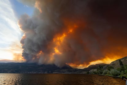 Columnas de humo del incendio de McDougall Creek, Canadá, el jueves.