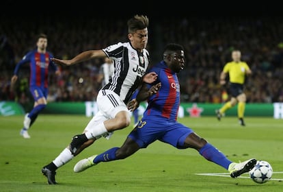 El brasileño Samuel Umtiti, lucha por el balón contra Paulo Dybala, de la Juventus.