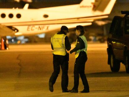 La Guardia Civil busca al grupo de pasajeros de un vuelo internacional entre Marruecos y Turquía que escapó del avión, el viernes en el aeropuerto de Palma de Mallorca.