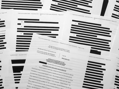Páginas del atestado que justificó el registro de la mansión de Trump, con gran parte del contenido tachado.