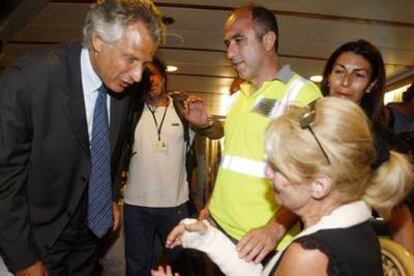 El primer ministro francés, Dominique de Villepin, habla con una mujer francesa herida en Líbano.