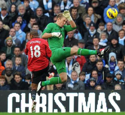 Ashley Young presiona al portero del City Joe Hart.