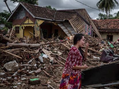 Uma mulher chora em meio à destruição de seus pertences nesta segunda-feira em Carita