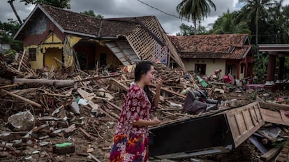 Uma mulher chora em meio à destruição de seus pertences nesta segunda-feira em Carita