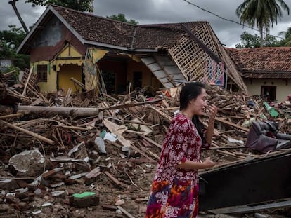 Uma mulher chora em meio à destruição de seus pertences nesta segunda-feira em Carita