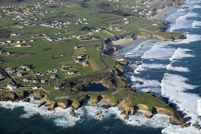 Vista aérea de la costa de Punta do Castro, en Barreiros (Lugo).