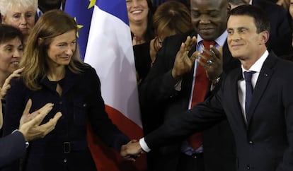 Anne Gravoin, junto a su marido Manuel Valls, cuando este anunció que se presentaba a las primaras del partido socialista francés el pasado 5 de diciembre.