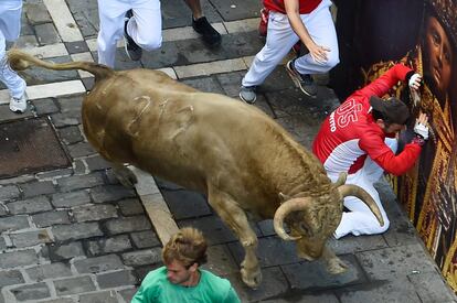 Un participante cae cerca de uno de los toros.