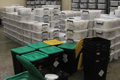 Decenas de contenedores con recipientes de muestras biológicas humanas en el patio del Instituto Nacional de Toxicología en Sevilla.