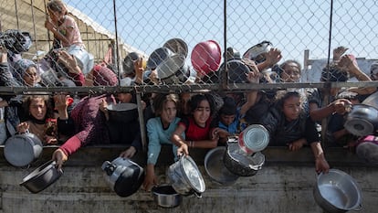 Palestinos desplazados se agolpan para recibir raciones de alimentos, el viernes en Jan Yunis, en el sur de Gaza.