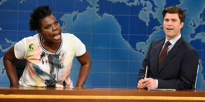 Leslie Jones junto a Colin Jost en 'Saturday Night Live'.