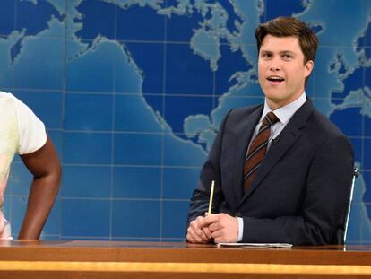 Leslie Jones junto a Colin Jost en &#039;Saturday Night Live&#039;.