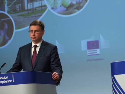 El vicepresidente económico de la Comisión, Valdis Dombrovskis, y el comisario de Economía, Paolo Gentiloni.