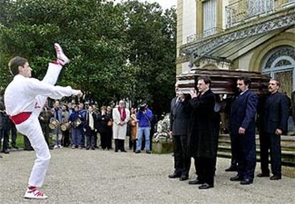 Un <i>dantzari</i> baila un <i>aurresku</i> ante el féretro de Jorge Oteiza en Zarautz (Guipúzcoa) antes del traslado de los restos del artista a Alzuza.