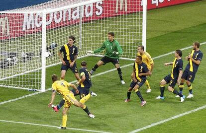 Shevchenko marca el gol del triunfo de Ucrania ante Suecia.