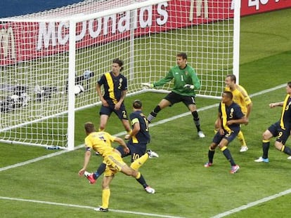 Shevchenko marca el gol del triunfo de Ucrania ante Suecia.