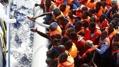 Inmigrantes a bordo de una lancha, cerca de Libia, este octubre.