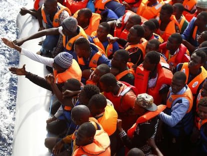 Inmigrantes a bordo de una lancha, cerca de Libia, este octubre.