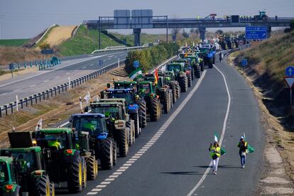 Los manifestantes han cortado la autovía A-49 a la altura de Benacazón (Sevilla), la A-92 en Aguadulce (Almería), la AP-4 entre los kilómetros 53 y 54 y la autovía A-4 en Carmona (Sevilla).