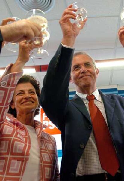 Pérez Touriño, acompañado por su esposa, celebra los resultados.