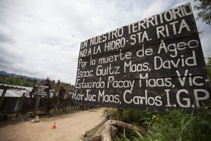 Los pobladores de Monte Olivo reclaman la muerte de cuatro personas a manos de personal de la hidroeléctrica Santa Rita. En la imagen se muestra el letrero que recibe a los visitantes que llegan a Monte Olivo en contra de la presencia del proyecto de la hidroeléctrica Santa Rita.