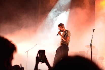 El cantante de Manel, Arnau Vallvé, durante un concierto en la sala La Mirona (Girona), el 21 de mayo.