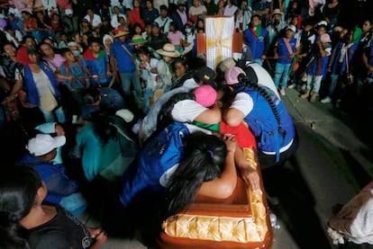 Mujeres indígenas rodean el ataúd de la lideresa Carmelina Yule, el pasado 18 de marzo de 2024.