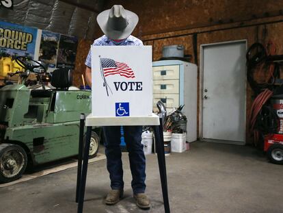 Un votante esta tarde en Iowa.