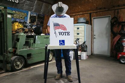 Un votante esta tarde en Iowa.