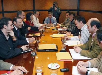 El <i>lehendakari</i> Ibarretxe (a la izquierda) con el resto de la dirección del PNV, en la reunión mantenida el lunes para analizar los resultados.