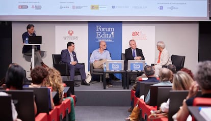 José Calafell (izquierda), Santiago Fernández de Caleya, Cristóbal Pera y Juan Cruz, durante la mesa redonda en el Foro Edita.