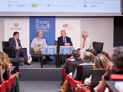 José Calafell (izquierda), Santiago Fernández de Caleya, Cristóbal Pera y Juan Cruz, durante la mesa redonda en el Foro Edita.