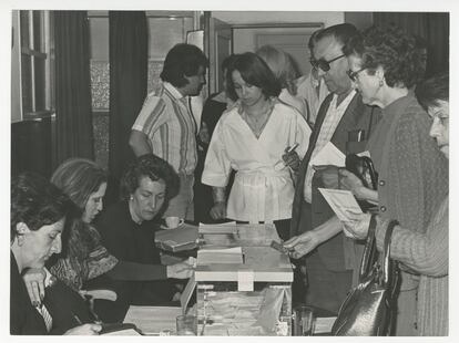 Ciudadanos votando en una mesa de Madrid en las elecciones generales de junio de 1977, las primeras legislativas tras cuatro décadas de dictadura.