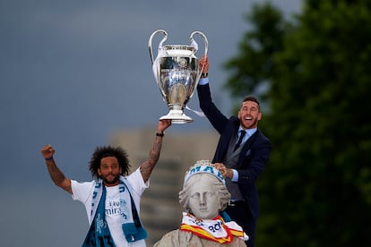 Sergio Ramos y Marcelo celebran el último título hasta la fecha en Cibeles.