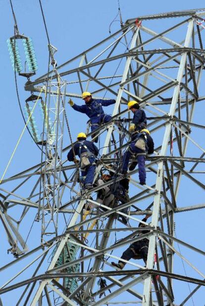 Operarios de las eléctricas, ayer reparando una torre.