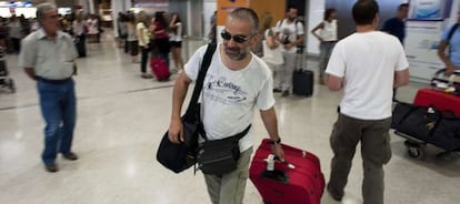 Ciudadanos griegos procedentes de Chipre llegaban este s&aacute;bado al aeropuerto de Atenas. 