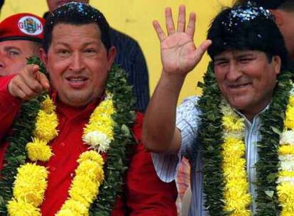 El presidente venezolano, Hugo Chávez (izquierda), junto a su homólogo boliviano, Evo Morales, durante la visita del sábado a la ciudad de Trinidad.