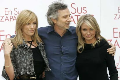 Las actrices Toni Collette y Cameron Diaz (derecha), junto al director Curtis Hanson.